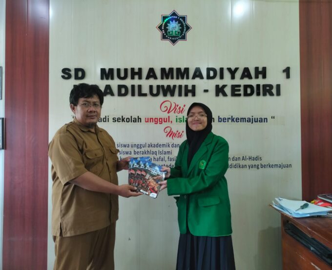 Mahasiswa UIN Syekh Wasil Kediri Serahkan Buku Mitigasi Bencana Alam kepada SD Muhammadiyah 1 Ngadiluwih