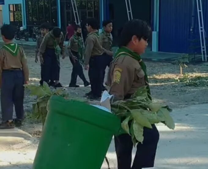 Jumat Bersih SD MUTU: Sekolah Kinclong, Hati Pun Senang! 🌿✨