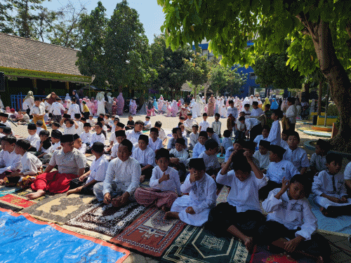 Di Bawah Terik Matahari, Satu Doa Menembus Langit! Momen Khusyuk Jamaah Perguruan Muhammadiyah Ngadiluwih Gelar Sholat Istisqa’ di Hari Santri Nasional 🌤️🤲✨